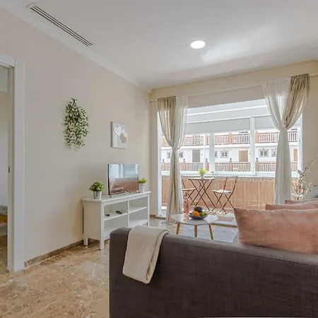 Apartment Bright 50 Mt From The
